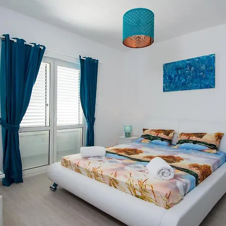 Lux Apartman S Pogledom Na More Trogir Exterior photo